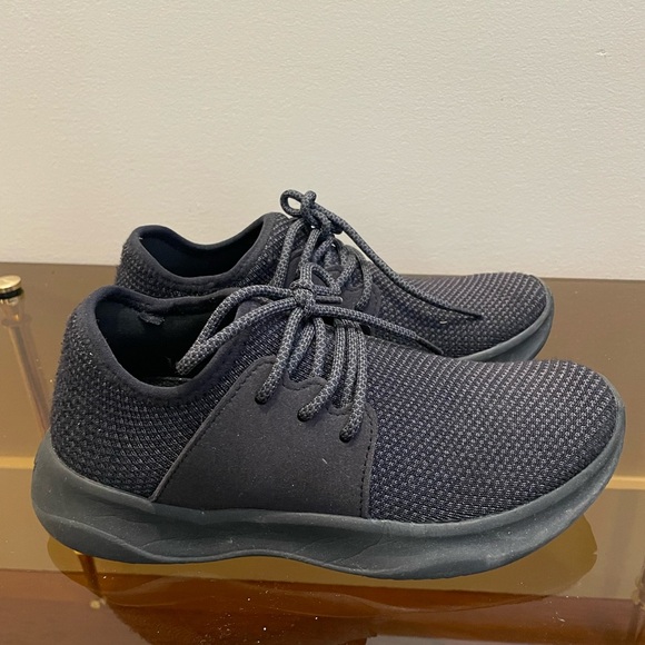 Vessi Shoes in size 6. Excellent condition. - Picture 4 of 4